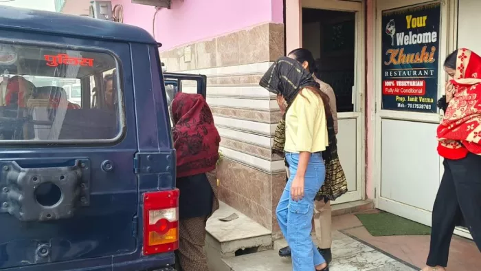 Kasganj News: खुशी रेस्टोरेंट में पकड़ी गई युवतियों को कोतवाली ले जाती पुलिस। जागरण