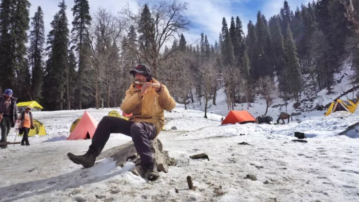 Kedarkantha Trek: जयनोला थाच में ट्रैकरों को मंत्रमुग्ध करने के लिए बांसुरी बजाते हुए विजयपाल। साभार सूचना विभाग