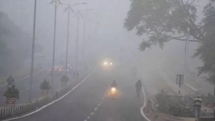बिहार में ठंड और कोहरे से बढ़ी लोगों की परेशानी