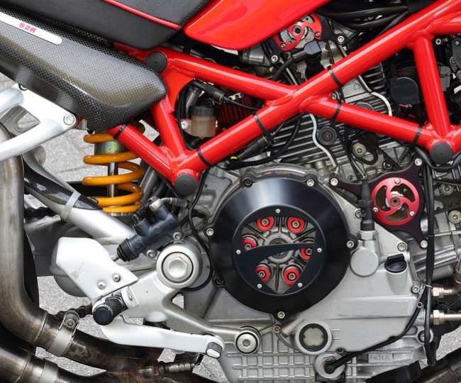 बिना क्लच दबाए ही चेंज करते हैं गियर तो जान लें इससे होने वाले नुकसान