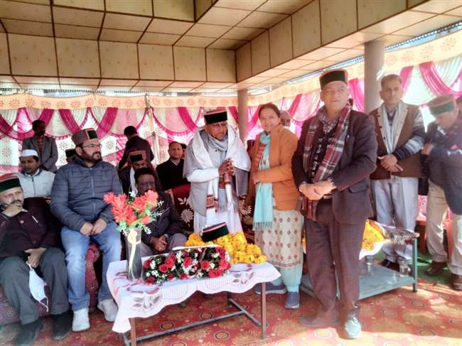 मझगांव में पद्मश्री अवार्ड के लिए चयनित विद्यानंद सरैक को प्रदेश कांग्रेस कमेटी ने सम्मानित किया है।