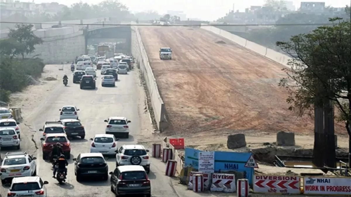 Delhi Ashram Flyover: आश्रम फ्लाईओवर एक्सटेंशन का काम फरवरी के अंत तक होगा खत्म, जाम से जल्द मिलेगी निजात