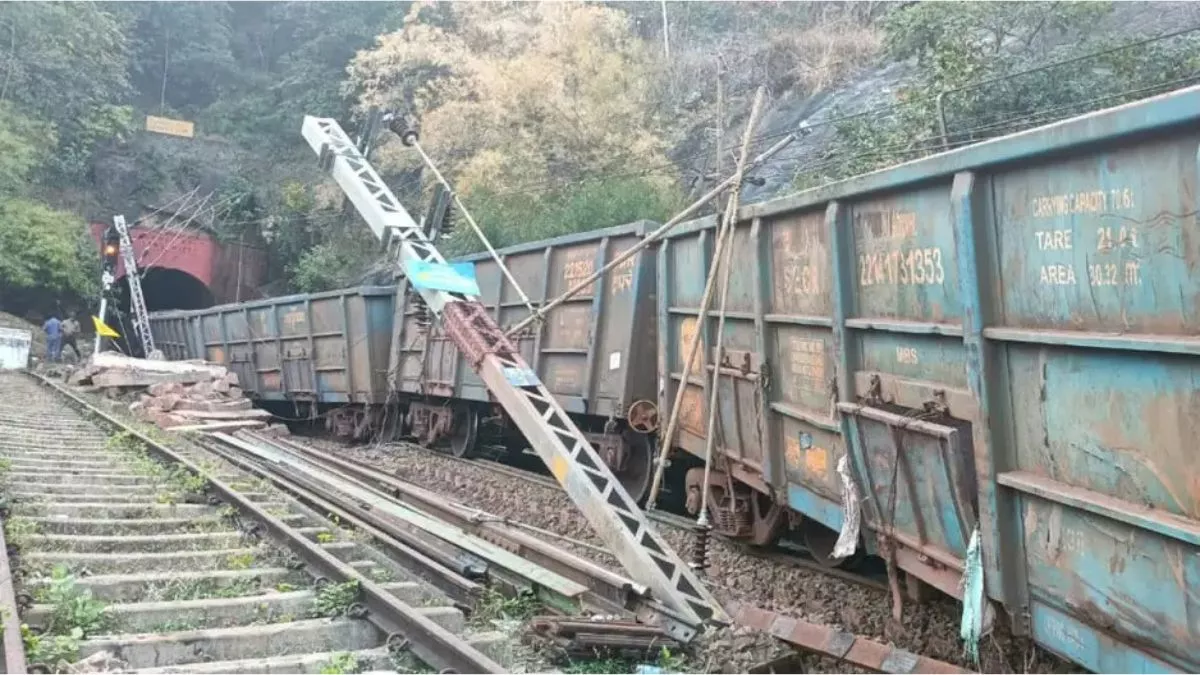 शिवलिंगपुरम के पास मालगाड़ी के 11 डिब्बे पटरी से उतरे, ट्रेन सेवा प्रभावित