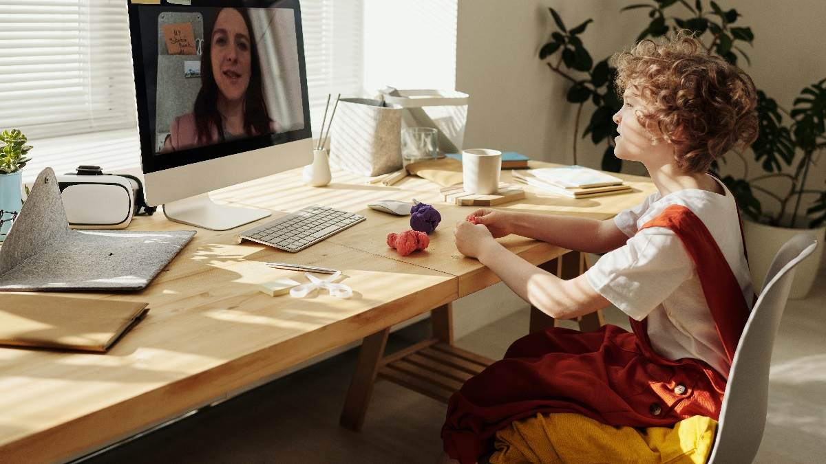 Kids Study Table: बच्चा पढ़ने में करता है आनाकानी, तो कमरे में रखें ये स्टडी टेबल, होमवर्क होगा समय से कम्प्लीट