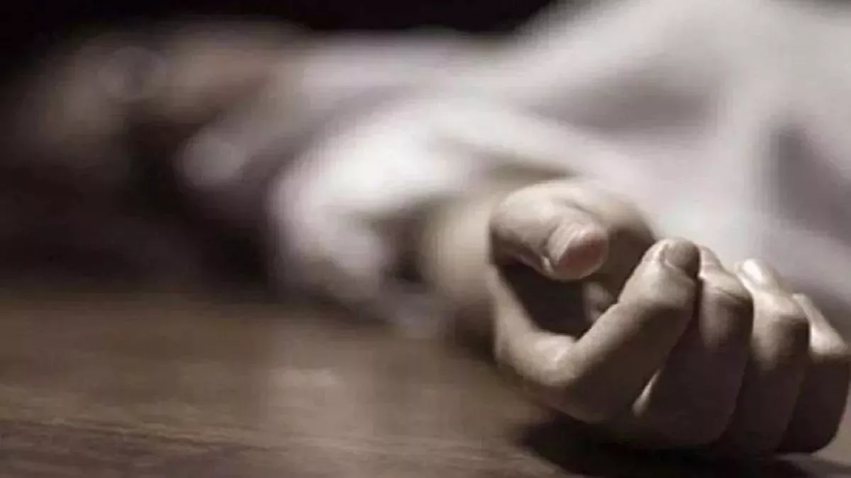 पुलिस ने बताया कि मृतक की पहचान गोविंदराजू के रूप में हुई है।