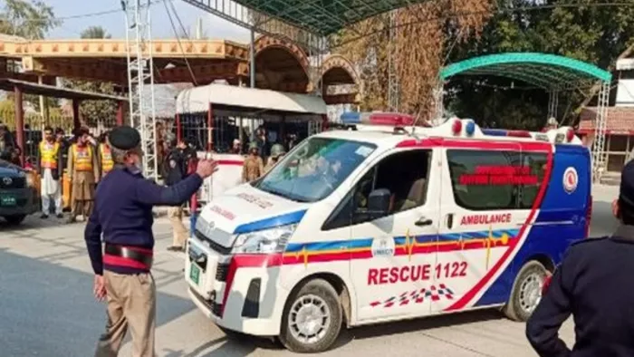 पेशावर में एक मस्जिद में आत्मघाती विस्फोट के बाद एक पुलिस अधिकारी एक एम्बुलेंस का रास्ता दिखाता हुआ। (फोटो: रॉयटर्स)