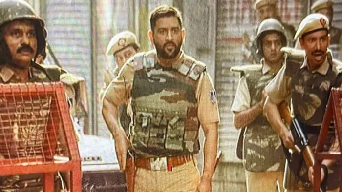 पुलिस अधिकारी के रोल में महेंद्र सिंह धोनी। फोटो- ट्विटर
