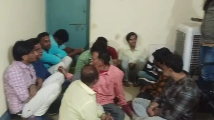 देवास में शव वाहन में बैठकर आई पुलिस। (फोटो, जागरण)