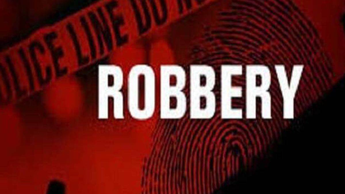 mob lynching after the robberyschool director hostage and looted mob beat dacoits to death