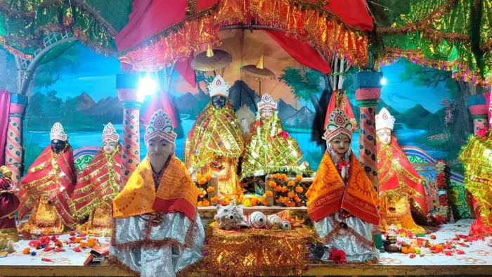 अहियारी स्थित श्रीरामजानकी मंदिर में स्थापित राम दरबार और गौतम ऋषि व माता अहल्या की प्रतिमा। जागरण