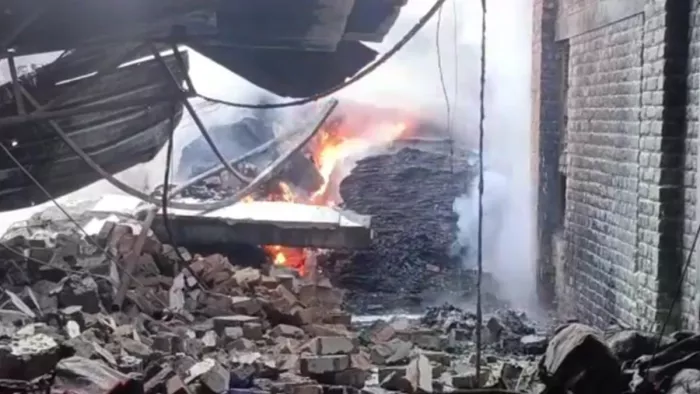 कंबल बनाने वाली फैक्ट्री में लगी भीषण आग।