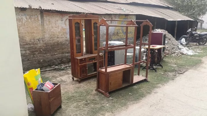 मकान मालकिन ने सड़क पर फेंका शिक्षिका का सामान