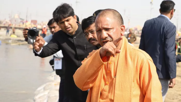 सीएम योगी ने महाकुंभ मेला क्षेत्र का किया निरीक्षण।