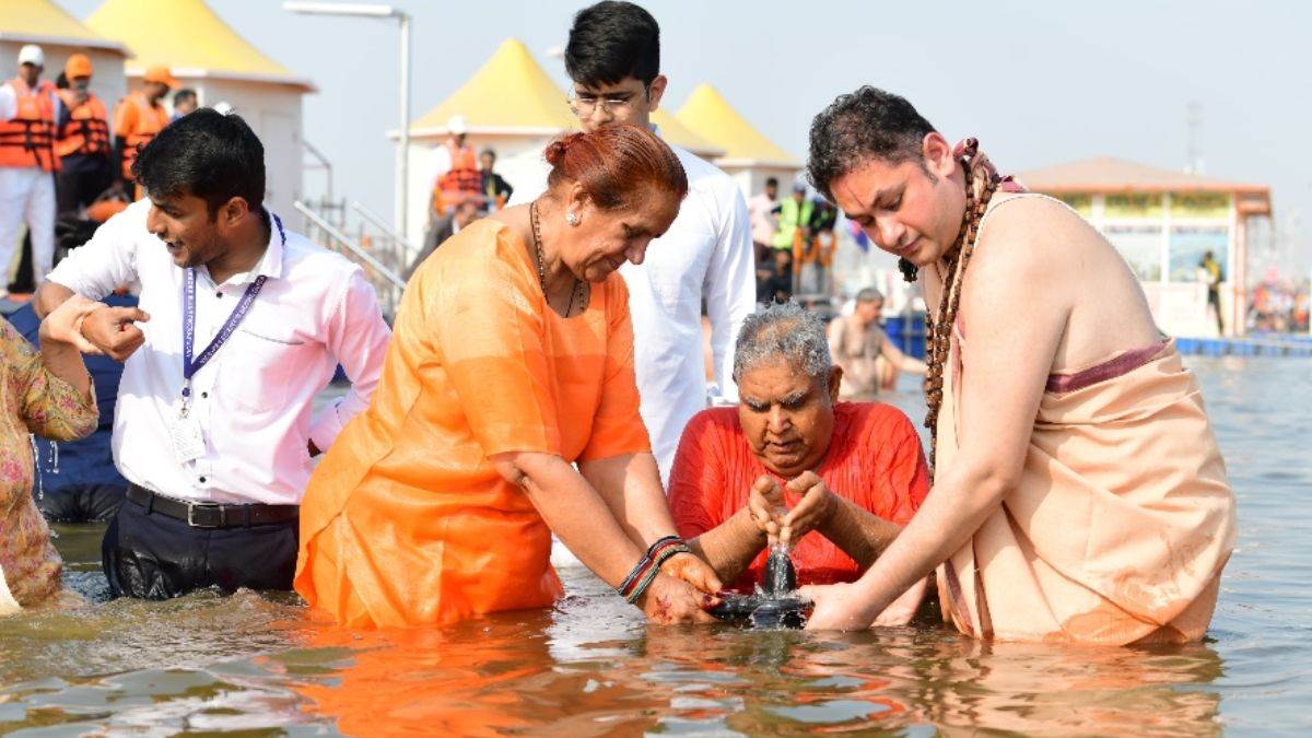 https://www.jagranimages.com/images/newimg/02022025/02_02_2025-dhankhar_in_sangam_23877072_0054816.jpg