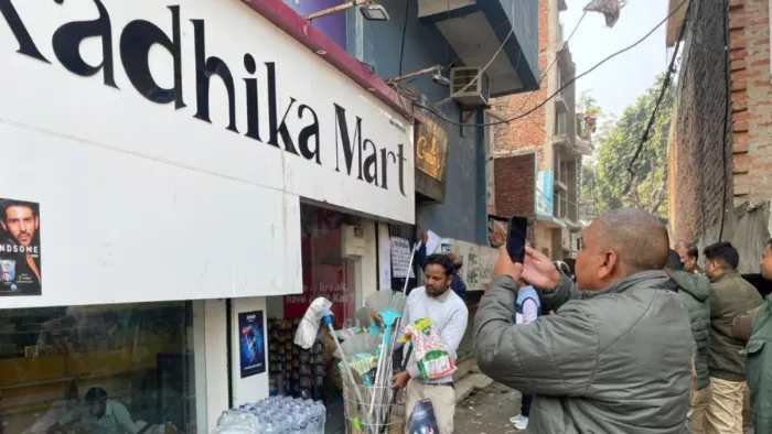 होटल को सील करती जीडीए की टीम। जागरण