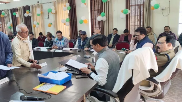 बलिया: सिकंदरपुर तहसील में संपूर्ण समाधान दिवस के दौरान जनसमस्याएं सुनते डीएम प्रवीण कुमार लक्षकार एवं एसपी ओमवीर सिंह।