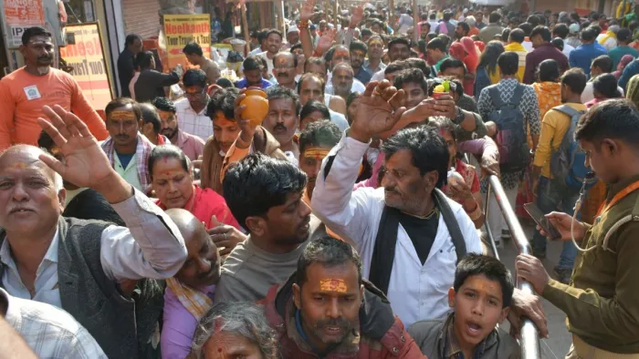 श्रीकाशी विश्वनाथ मंदिर में दर्शन पूजन करने के लिए लाइन में खड़े श्रद्धालु। जागरण