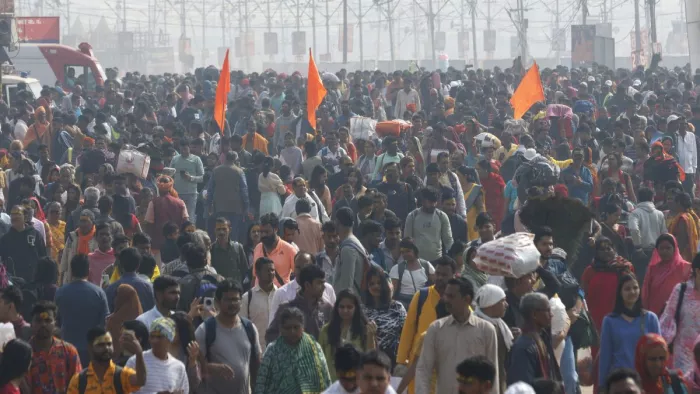 Maha Kumbh में स्नान के लिए हर सड़क पर श्रद्धालु ही श्रद्धालु नजर आ रहे।- राजू पवार