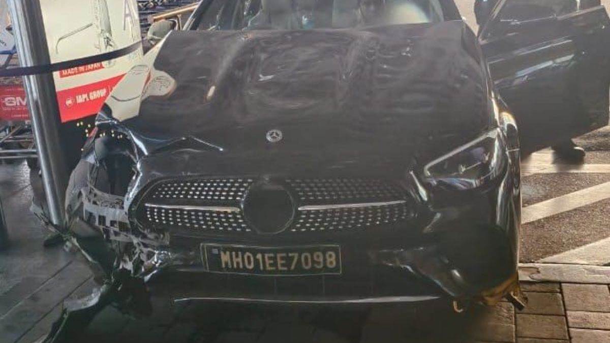 https://www.jagranimages.com/images/newimg/02022025/02_02_2025-mumbai_airport_car_hit_23877473.jpg