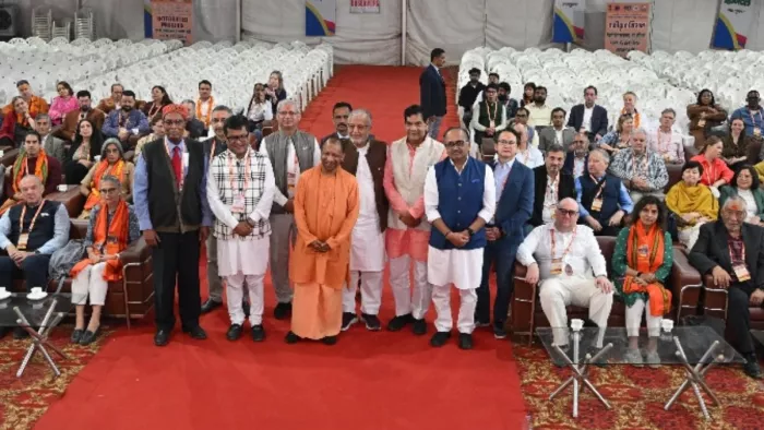 राजनयिकों से भेंट के दौरान ग्रुप के साथ मुख्यमंत्री मुख्यमंत्री योगी आदित्यनाथ। सौ. सूचना विभाग