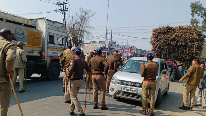 Roorkee News: पुलिस पर पथराव हुआ। पुलिस ने भी लाठीचार्ज किया था। फाइल