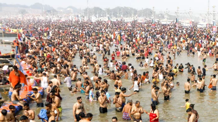Maha Kumbh 2025: संगम घाट पर स्नान करते श्रद्धालु। राजू पवार