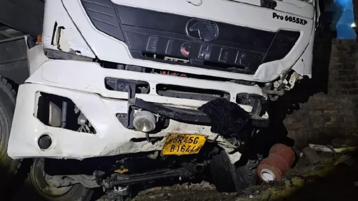 हाथीनाला थाना क्षेत्र के रानीताली गांव के समीप वाराणसी-शक्तिनगर राजमार्ग पर सड़क दुर्घटना में क्षतिग्रस्त ट्रेलर -जागरण