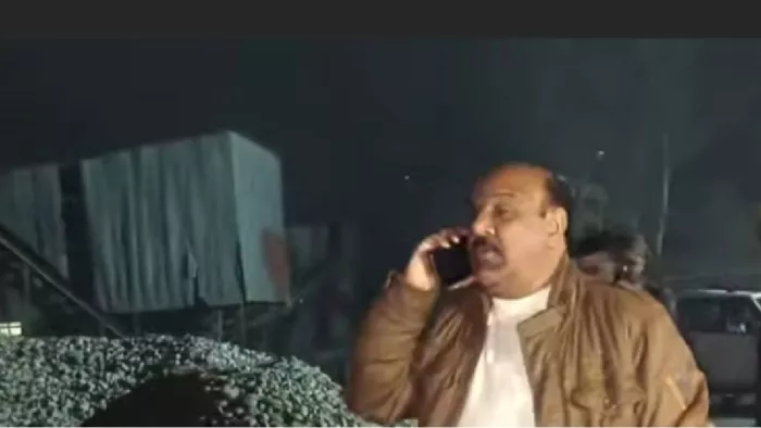जिला प्रशासन के अधिकारियों को फोन कर सख्त कार्रवाई के निर्देश देते उपमुख्यमंत्री सुरिंदर चौधरी