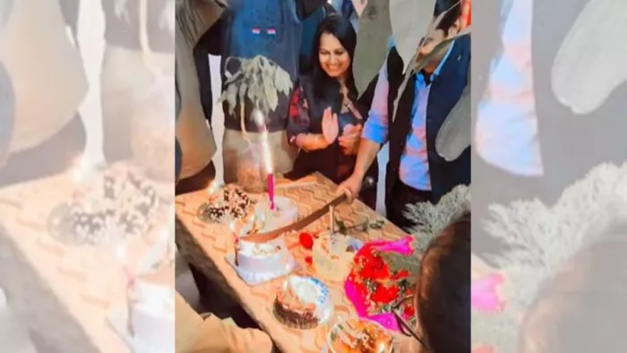 यूनिवर्सिटी में शिक्षक ने जन्मदिन पर तलवार से काटा केक
