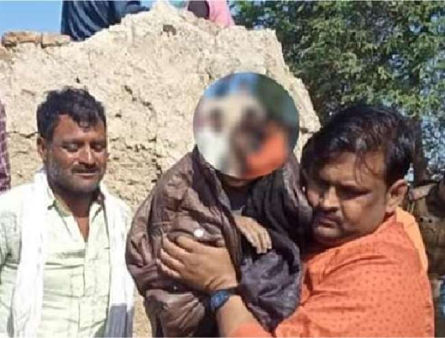 police pick out the missing little girl from well after two days in bilhaur kanpur
