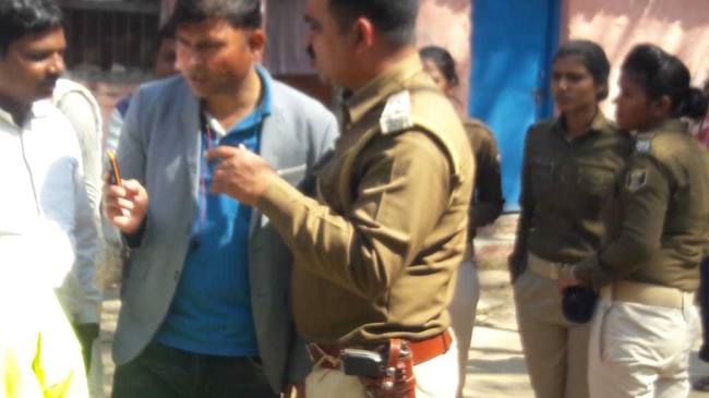 आर्केस्ट्रा पार्टी के चंगुल से मुक्त कराई गई आठ नेपाली लड़कियां