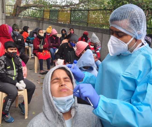 दिल्ली में कोरोना के लगातार कम हो रहे नए मामले