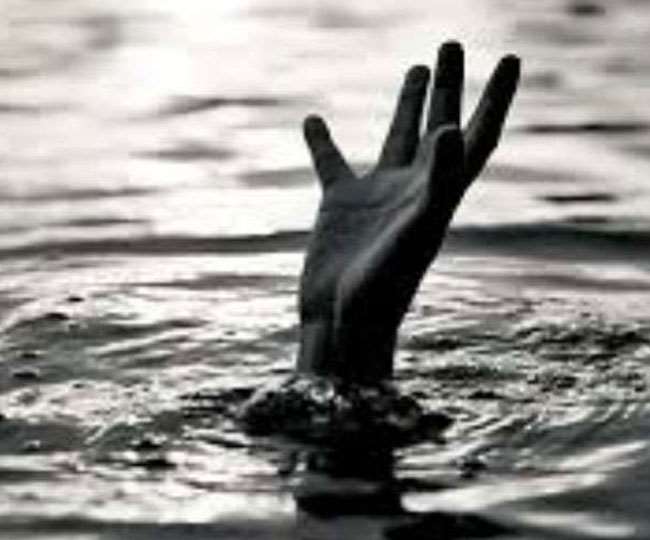 युवक गंगा किनारे एक चट्टान के ऊपर खड़े होकर सेल्फी ले रहा था।