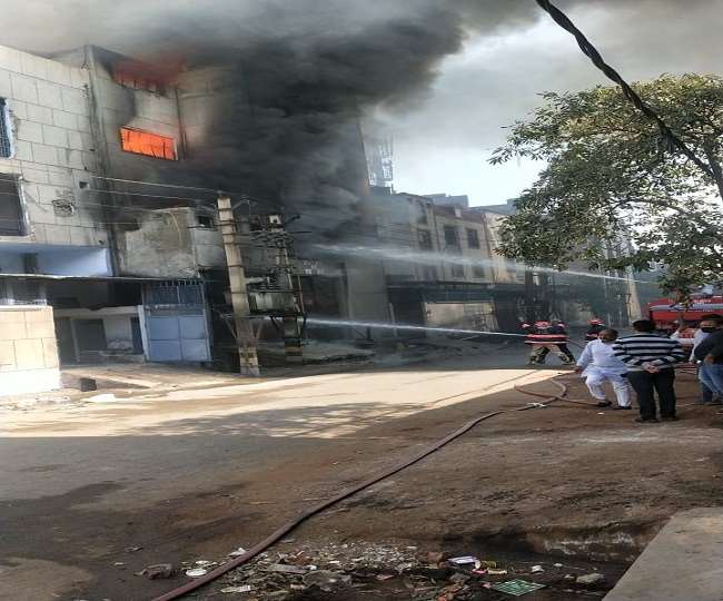 Delhi Fire News : नरेला इलाके की तीन फैक्ट्रियों में लगी भीषण आग