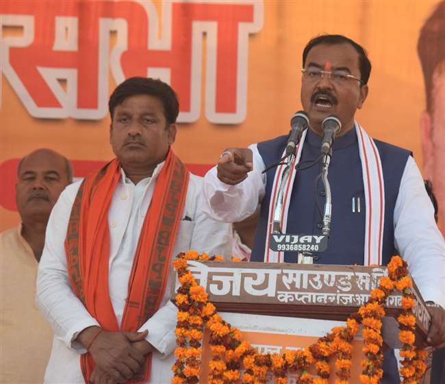 आजमगढ़ के मुबारकपुर में चुनावी सभा को संबोधित करते डिप्टी सीएम केशव प्रसाद मौर्या व प्रत्याशी अरङ्क्षवद जायसवाल बाएं।