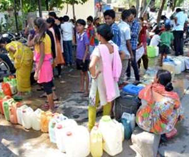 पानी की समस्या के कारण लाइन में लग कर पानी लेते हुए लोग। फाइल फोटो।