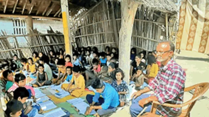 बिहार के भागलपुर का स्कूल झोपड़ी में हो रहा संचालित