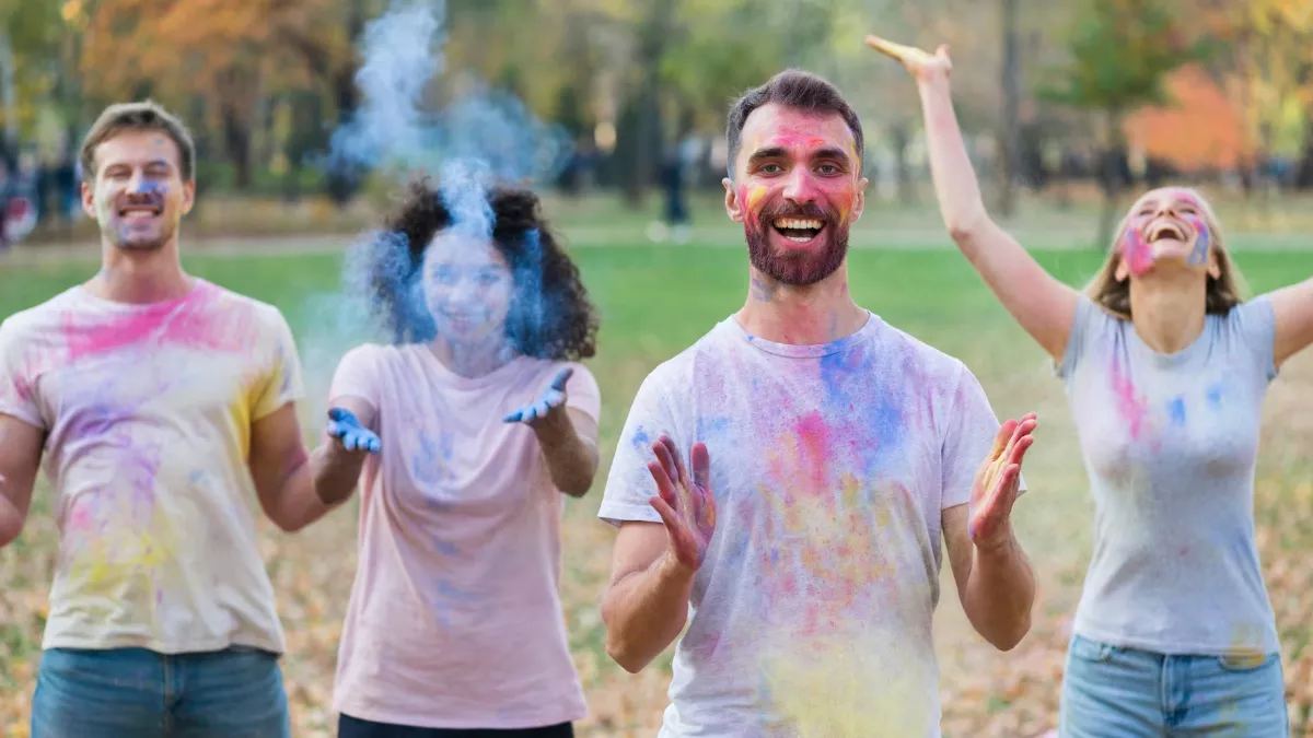 Holi 2023: इन चीज़ों से जुड़ा हुआ है होली पर सफेद कपड़े पहनने का कनेक्शन -  Holi 2023 Know Why People Wear White Clothes On Holi And Why White Is  Considered To Be Auspicious