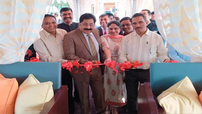 पीछोला झील में इलेक्ट्रिक बोट का शुभारंभ करते संभागीय आयुक्त राजेन्द्र भट्ट, कलक्टर ताराचंद मीणा व अन्य।
