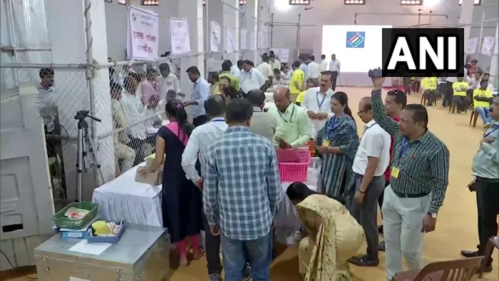 Maharashtra BY-Poll Election: भाजपा-कांग्रेस एक एक सीट पर आगे, वोटों की गिनती जारी
