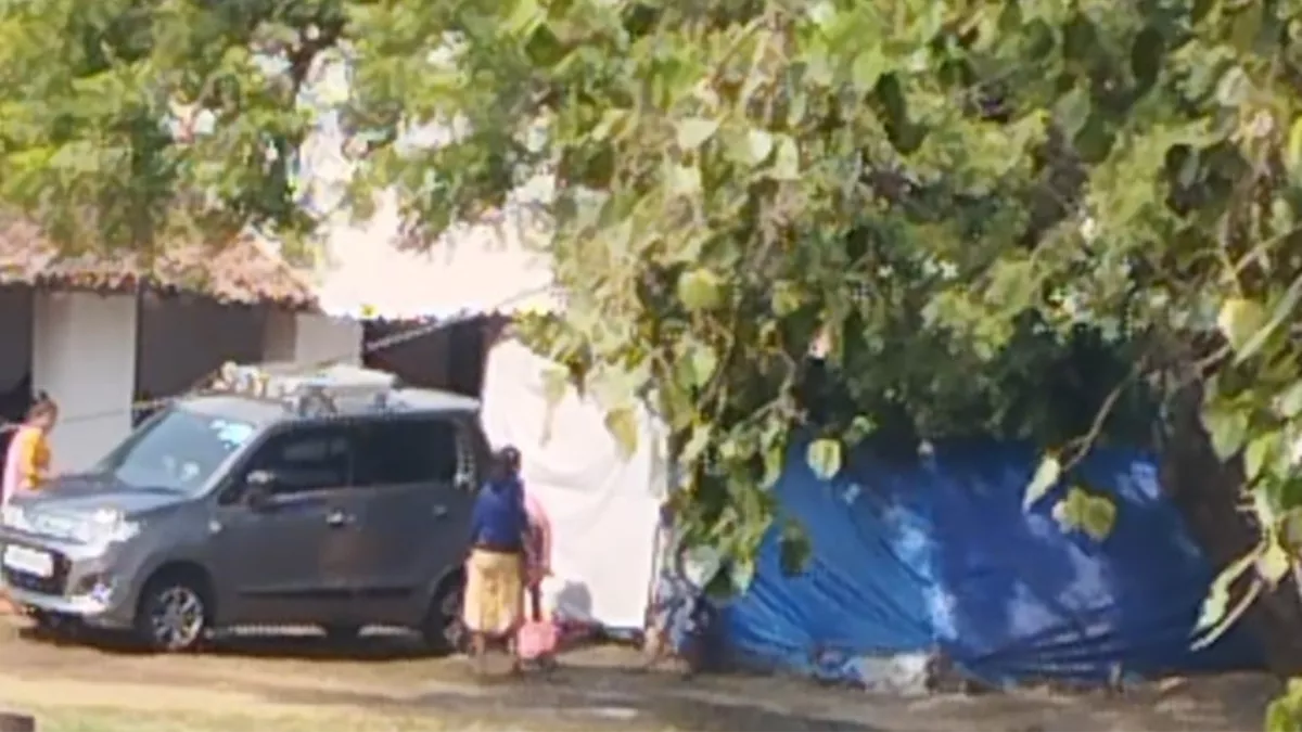 पालीगंज उच्च विद्यालय की छात्राओं का प्रिंसिपल की कार धोते वीडियो वायरल