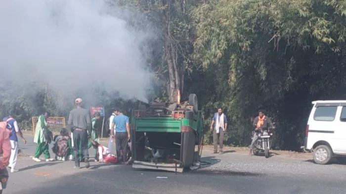 रामगढ़-पतरातू सड़क पर अनियंत्रित होकर पलटा हुआ ऑटो
