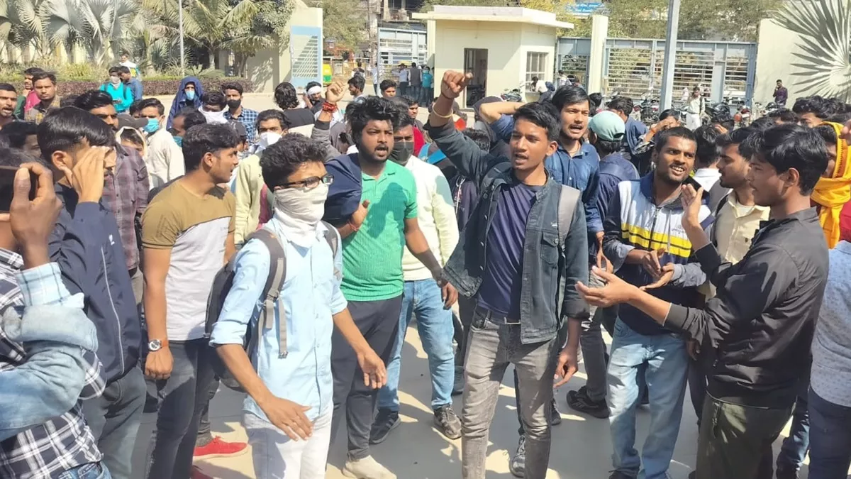 Bihar News: बिहार में इंजीनियरिंग के 60 प्रतिशत छात्रों को ईयर बैक, जमकर किया हंगामा, सड़क को कर दिया जाम
