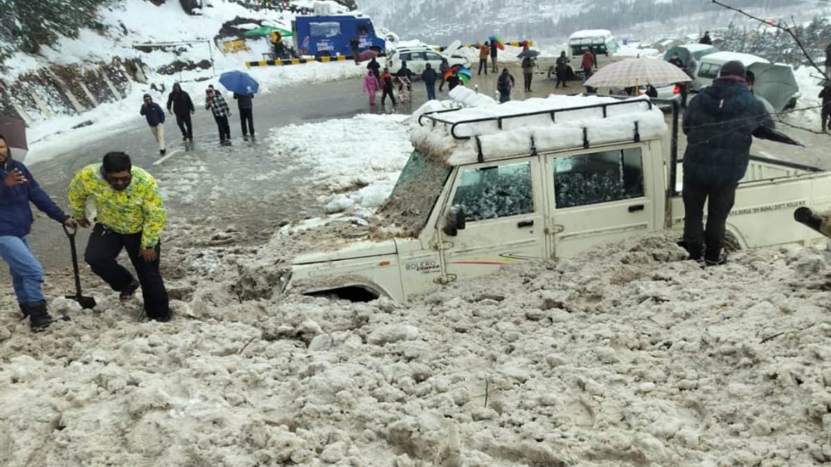 Himachal Pradesh News: मनाली-सोलंग नाला मार्ग पर हुआ भारी हिमस्खलन, बर्फ में दबी पांच गाड़ियां - Heavy avalanche on Manali Solang drain road in himachal pradesh