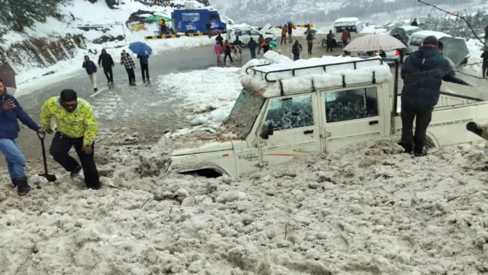 मनाली-सोलंग नाला मार्ग पर हुआ भारी हिमस्खलन।