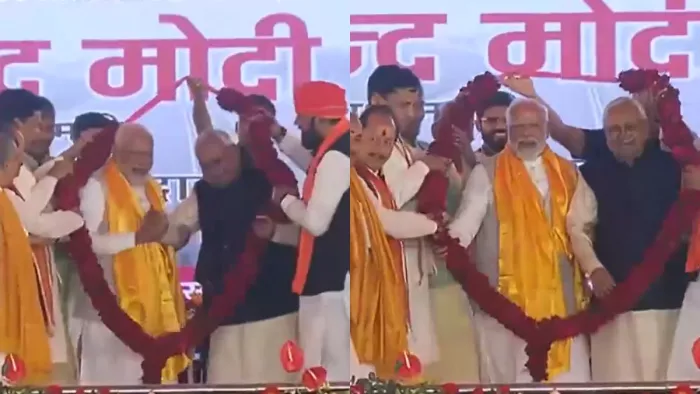 पीएम मोदी को पहनाई जा रही थी माला, बगल में खड़े नीतीश का प्रधानमंत्री ने यूं खींच लिया हाथ