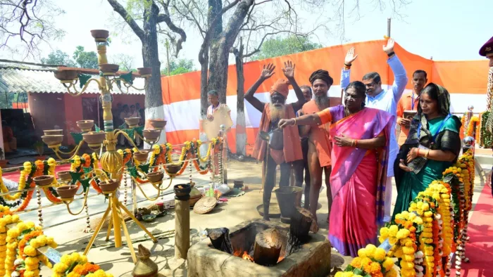 संत कवि भीम भोई के जन्मपीठ में राष्ट्रपति को सम्मानित करते साधु संत एवं अर्घ्य तथा पुष्प अर्पित करती राष्ट्रपति