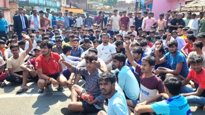 मालिया में शनिवार को सड़क जाम करते संथाल आवासीय विद्यालय के छात्र