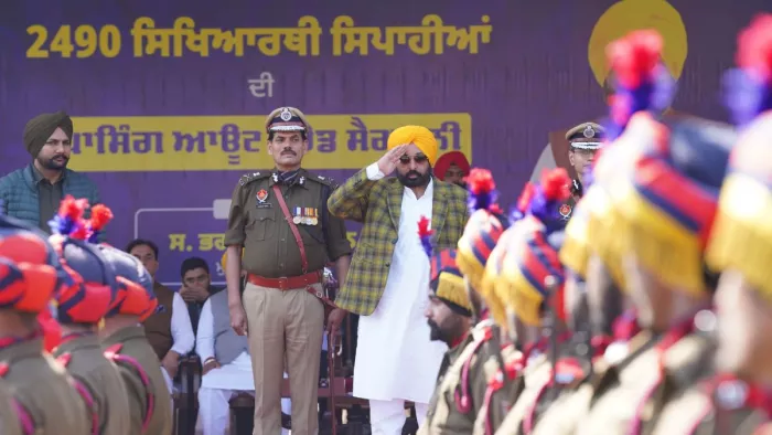 पासिंग आउट परेड के दौरान पुलिस की टुकड़ी से सलामी लेते हुए मुख्यमंत्री भगवंत मान। फोटो डीपीआरओ