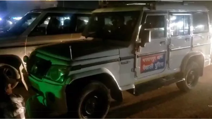 पुलिस वाहन को टोचन कर ले जाने का वीडियो हो रहा वायरल। (सौ.- इंटरनेट मीडिया)